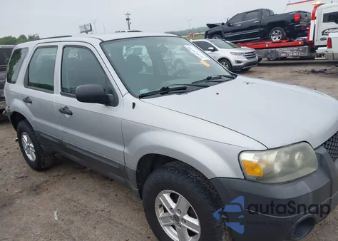 2005 Ford Escape Xls z USA, uszkodzony, nr VIN 1FMYU02Z15KB85699